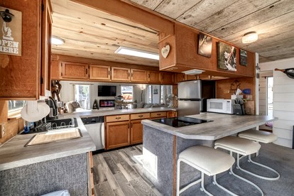 Unique Floating Home on Lake Pend O'reille near Coeur d’Alene, Perfect for a Weekend on the Water - Bayview, Idaho - glamping.directory