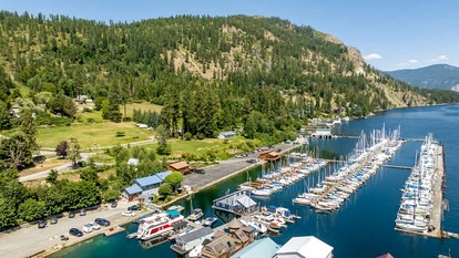 Unique Floating Home on Lake Pend O'reille near Coeur d’Alene, Perfect for a Weekend on the Water - Bayview, Idaho - glamping.directory