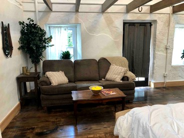 Enchanting Stone Cottage Perfect for Romantic Getaways near Washington D.C - Leesburg, Virginia - glamping.directory
