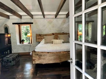 Enchanting Stone Cottage Perfect for Romantic Getaways near Washington D.C - Leesburg, Virginia - glamping.directory