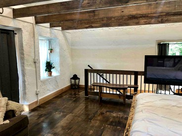Enchanting Stone Cottage Perfect for Romantic Getaways near Washington D.C - Leesburg, Virginia - glamping.directory
