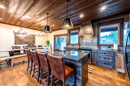 Fully-Equipped Cabin with Breathtaking Mountain Views in Broken Bow, Oklahoma - Broken Bow, Oklahoma - glamping.directory