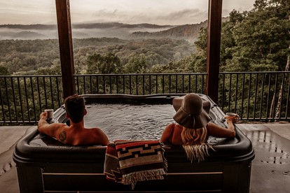 Fully-Equipped Cabin with Breathtaking Mountain Views in Broken Bow, Oklahoma - Broken Bow, Oklahoma - glamping.directory