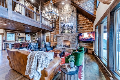 Fully-Equipped Cabin with Breathtaking Mountain Views in Broken Bow, Oklahoma - Broken Bow, Oklahoma - glamping.directory