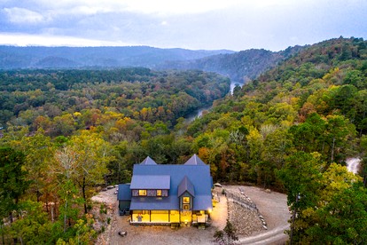 Fully-Equipped Cabin with Breathtaking Mountain Views in Broken Bow, Oklahoma - Broken Bow, Oklahoma - glamping.directory