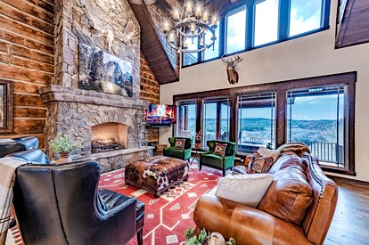 Fully-Equipped Cabin with Breathtaking Mountain Views in Broken Bow, Oklahoma - Broken Bow, Oklahoma - glamping.directory