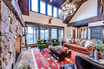 Fully-Equipped Cabin with Breathtaking Mountain Views in Broken Bow, Oklahoma - Broken Bow, Oklahoma - glamping.directory