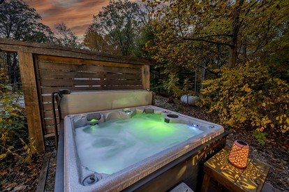 Impressive Log Cabin with Fireplace, Fire Pit and Hot-tub in Unionville, Indiana - Unionville, Indiana - glamping.directory
