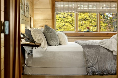 Impressive Log Cabin with Fireplace, Fire Pit and Hot-tub in Unionville, Indiana - Unionville, Indiana - glamping.directory