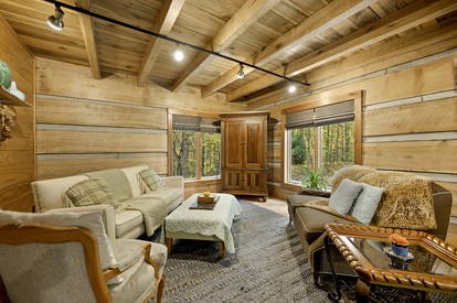 Impressive Log Cabin with Fireplace, Fire Pit and Hot-tub in Unionville, Indiana - Unionville, Indiana - glamping.directory