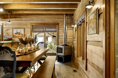 Impressive Log Cabin with Fireplace, Fire Pit and Hot-tub in Unionville, Indiana - Unionville, Indiana - glamping.directory