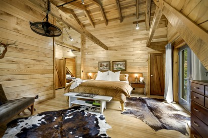 Impressive Log Cabin with Fireplace, Fire Pit and Hot-tub in Unionville, Indiana - Unionville, Indiana - glamping.directory