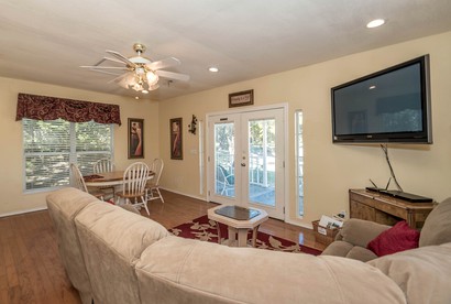 Joyful Cottage Rental for Couples with Poolside Cabana near San Antonio, TX - Helotes, Texas - glamping.directory