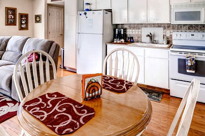 Joyful Cottage Rental for Couples with Poolside Cabana near San Antonio, TX - Helotes, Texas - glamping.directory