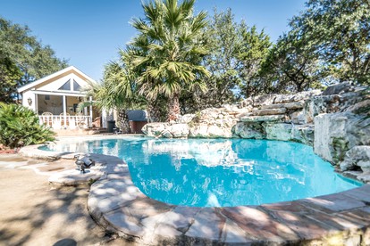 Joyful Cottage Rental for Couples with Poolside Cabana near San Antonio, TX - Helotes, Texas - glamping.directory