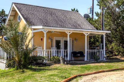 Joyful Cottage Rental for Couples with Poolside Cabana near San Antonio, TX - Helotes, Texas - glamping.directory