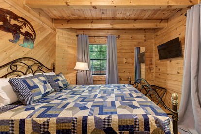 Family-Friendly Mountain Cabin with Jacuzzi in Sevierville, Tennessee - Sevierville, Tennessee - glamping.directory