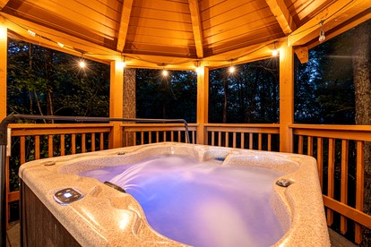 Family-Friendly Mountain Cabin with Jacuzzi in Sevierville, Tennessee - Sevierville, Tennessee - glamping.directory