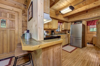 Family-Friendly Mountain Cabin with Jacuzzi in Sevierville, Tennessee - Sevierville, Tennessee - glamping.directory