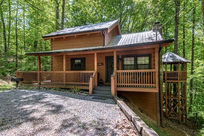 Family-Friendly Mountain Cabin with Jacuzzi in Sevierville, Tennessee - glamping.directory