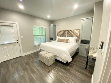 Deluxe Cabin Nestled in the Woods in Livingston, Texas - Livingston, Texas - glamping.directory