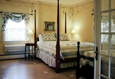 Stylish and Classic Weekend Getaway with Lake Views in North Carolina - Williamston, North Carolina - glamping.directory