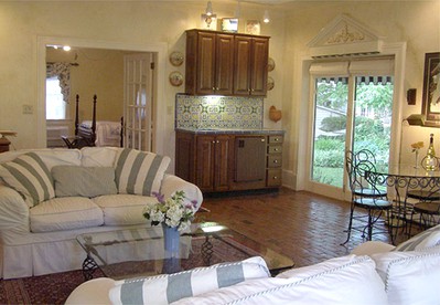 Stylish and Classic Weekend Getaway with Lake Views in North Carolina - glamping.directory