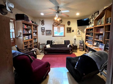 Waterfront Cabin Rental for Groups of 16 with Jacuzzi Bathtub in Texas Hill Country - Marble Falls, Texas - glamping.directory