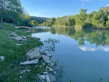 Waterfront Cabin Rental for Groups of 16 with Jacuzzi Bathtub in Texas Hill Country - Marble Falls, Texas - glamping.directory