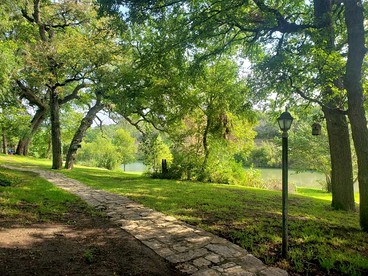 Waterfront Cabin Rental for Groups of 16 with Jacuzzi Bathtub in Texas Hill Country - Marble Falls, Texas - glamping.directory