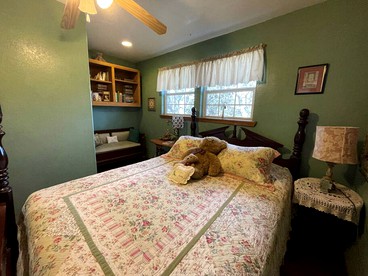 Waterfront Cabin Rental for Groups of 16 with Jacuzzi Bathtub in Texas Hill Country - Marble Falls, Texas - glamping.directory