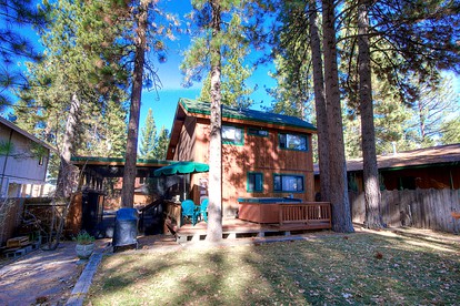 Rustic Pet-Friendly Cabin with Hot-Tub Ideal For Skiing and Enjoying the South Lake Tahoe Landscape in California - glamping.directory