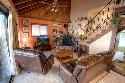 Rustic Pet-Friendly Cabin with Hot-Tub Ideal For Skiing and Enjoying the South Lake Tahoe Landscape in California - South Lake Tahoe, California - glamping.directory