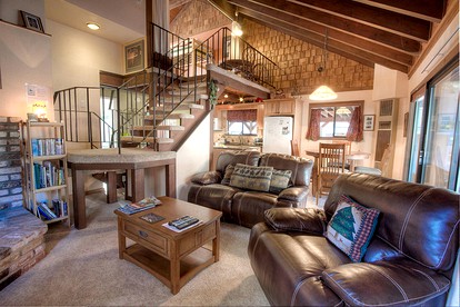 Rustic Pet-Friendly Cabin with Hot-Tub Ideal For Skiing and Enjoying the South Lake Tahoe Landscape in California - South Lake Tahoe, California - glamping.directory