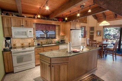 Rustic Pet-Friendly Cabin with Hot-Tub Ideal For Skiing and Enjoying the South Lake Tahoe Landscape in California - South Lake Tahoe, California - glamping.directory