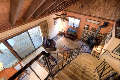 Rustic Pet-Friendly Cabin with Hot-Tub Ideal For Skiing and Enjoying the South Lake Tahoe Landscape in California - South Lake Tahoe, California - glamping.directory