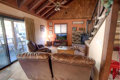 Rustic Pet-Friendly Cabin with Hot-Tub Ideal For Skiing and Enjoying the South Lake Tahoe Landscape in California - South Lake Tahoe, California - glamping.directory