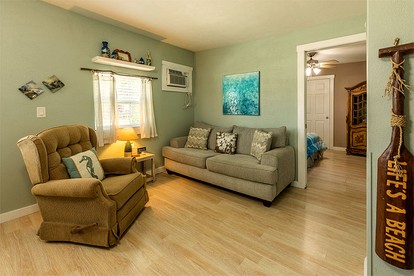 Romantic Open-Concept Couples Suite with Private Jacuzzi & Balcony Views in Bacliff, Texas - Bacliff, Texas - glamping.directory