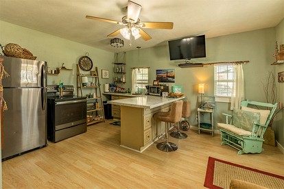 Romantic Open-Concept Couples Suite with Private Jacuzzi & Balcony Views in Bacliff, Texas - Bacliff, Texas - glamping.directory