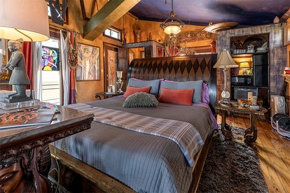 Romantic Open-Concept Couples Suite with Private Jacuzzi & Balcony Views in Bacliff, Texas - Bacliff, Texas - glamping.directory