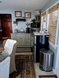 Romantic Open-Concept Couples Suite with Private Jacuzzi & Balcony Views in Bacliff, Texas - Bacliff, Texas - glamping.directory