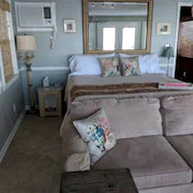 Romantic Open-Concept Couples Suite with Private Jacuzzi & Balcony Views in Bacliff, Texas - Bacliff, Texas - glamping.directory