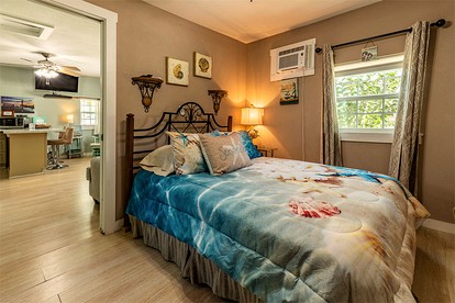 Romantic Open-Concept Couples Suite with Private Jacuzzi & Balcony Views in Bacliff, Texas - Bacliff, Texas - glamping.directory
