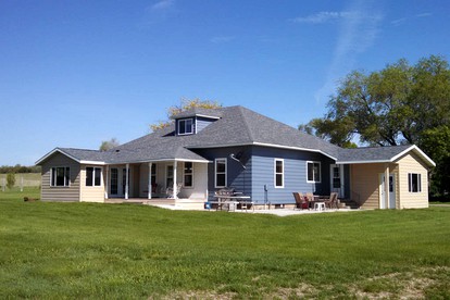 Family-Friendly Vacation Cottage with Hot Tub in Glenham, South Dakota - Glenham, South Dakota - glamping.directory