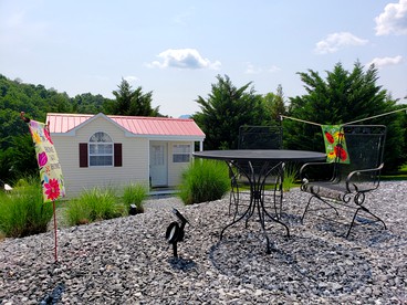 Cozy Tiny House Rental with Wi-Fi near Shenandoah National Park, Virginia - Mcgaheysville, Virginia - glamping.directory