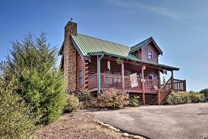Elegant Wooden Cabin with Hot-tub in Pigeon Forge, Tennessee - glamping.directory