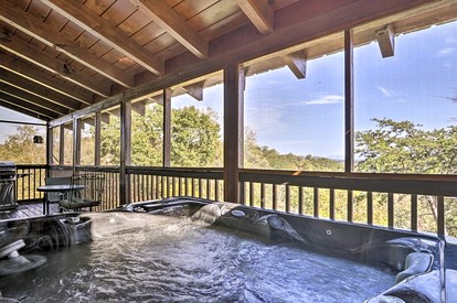 Elegant Wooden Cabin with Hot-tub in Pigeon Forge, Tennessee - Pigeon Forge, Tennessee - glamping.directory
