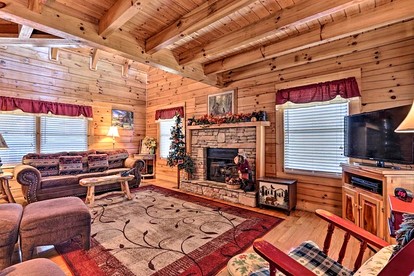 Elegant Wooden Cabin with Hot-tub in Pigeon Forge, Tennessee - Pigeon Forge, Tennessee - glamping.directory