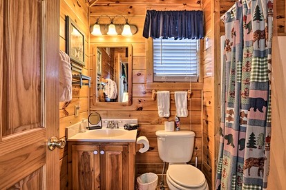Elegant Wooden Cabin with Hot-tub in Pigeon Forge, Tennessee - Pigeon Forge, Tennessee - glamping.directory
