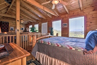 Elegant Wooden Cabin with Hot-tub in Pigeon Forge, Tennessee - Pigeon Forge, Tennessee - glamping.directory